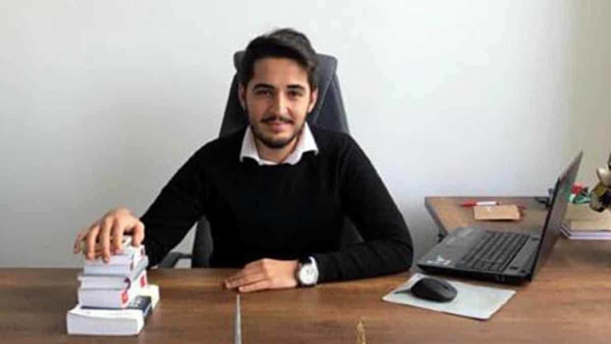 İzmir'in Urla ilçesinde iş insanlarının yaşadığı lüks villaların bulunduğu bir sitede 'kumar oynatılmak için yer temin edildiği' iddia edildi.