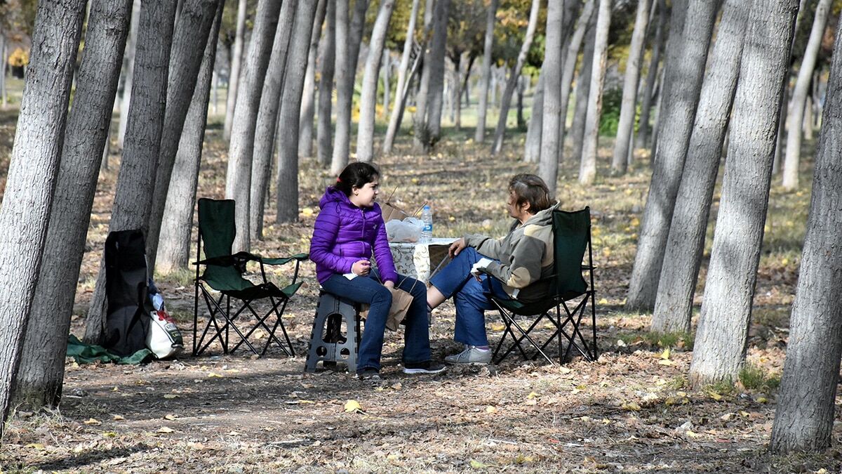 İzmir'de güzel havayı fırsat bilen vatandaşlar, hafta sonunu ormanlık alanlarda aileleriyle birlikte geçirdi. Vatandaşlar, açık havada spor ve yürüyüş yaptı.