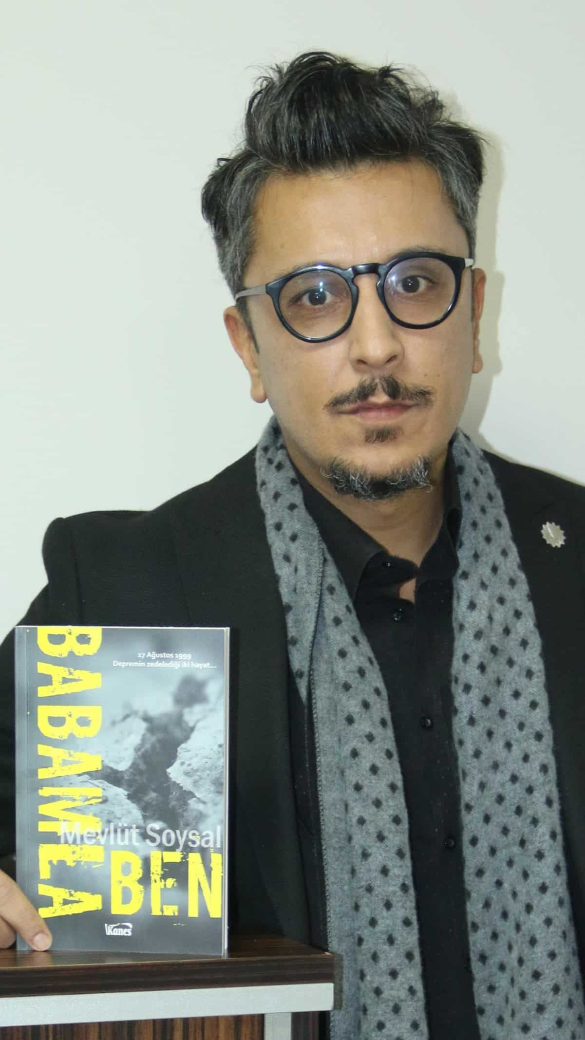Gazeteci ve yazarlığının yanı sıra jeolog olan Mevlüt Soysal, 17 Ağustos felaketinden yola çıkarak deprem gerçeğinin tüm acılarını ‘Babamla Ben’ adlı kitabında bir araya getirdi.