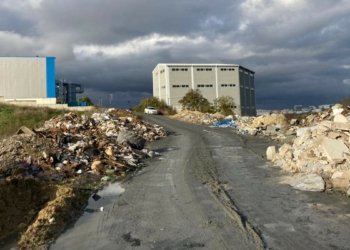 Arnavutköy'e Ömerli Mahallesi'ndeki fabrikalar ve evlerin olduğu bölgeye kaçak şekilde dökülen hafriyat ve molozlar mahalle sakinlerini isyan ettirdi.