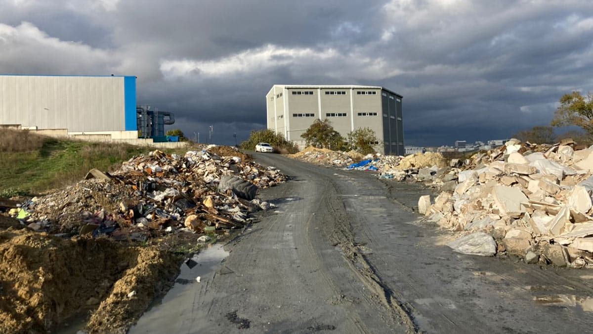 Arnavutköy'e Ömerli Mahallesi'ndeki fabrikalar ve evlerin olduğu bölgeye kaçak şekilde dökülen hafriyat ve molozlar mahalle sakinlerini isyan ettirdi.