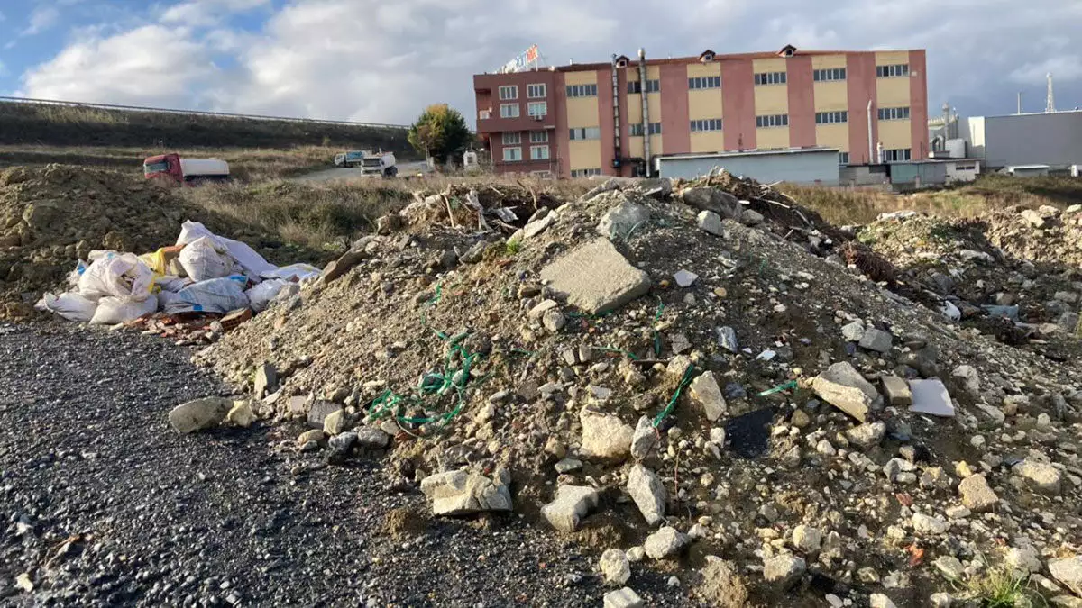 Hafriyat ve molozlar mahalle sakinlerini isyan ettirdi