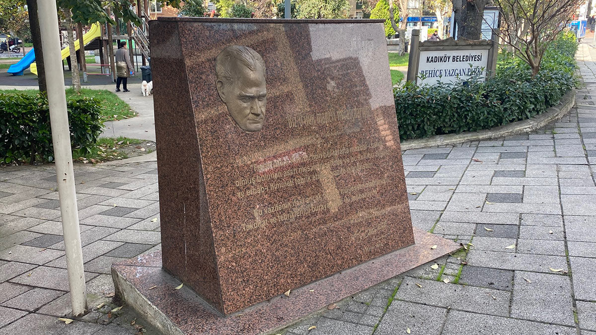 Mustafa Kemal Atatürk maskı çalındı