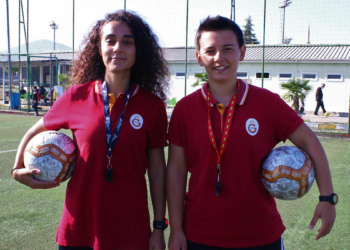 Kadın antrenörler, hemcinslerine futbolun sadece erkek sporu olmadığı çağrısında bulunuyor.