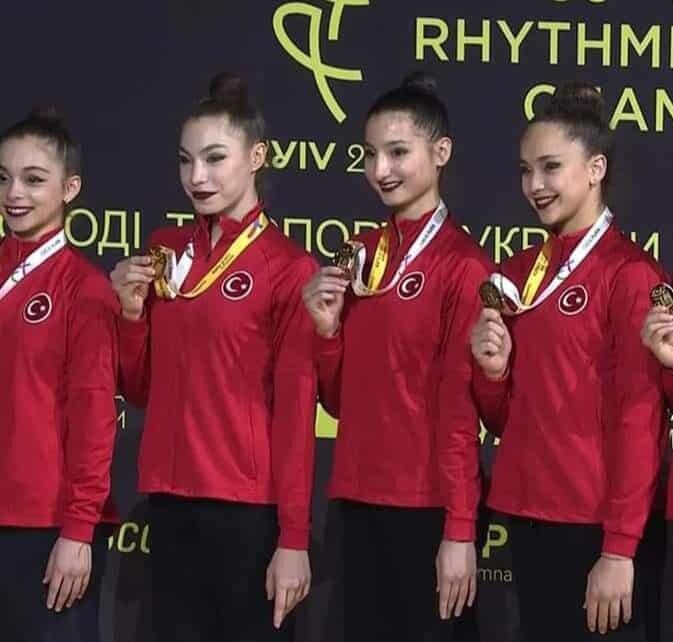 ‘3 çember 2 labut’ aletinde şampiyonluğu elde etti.