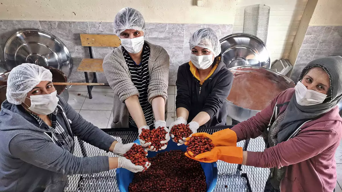 Hozat ilçesine bağlı türk taner köyünde yaşayan 10 kadın, evlerinde yaptıkları reçel ve marmelatlara talebin artması üzerine 1 yıl önce imalathane kurmaya karar verdi.