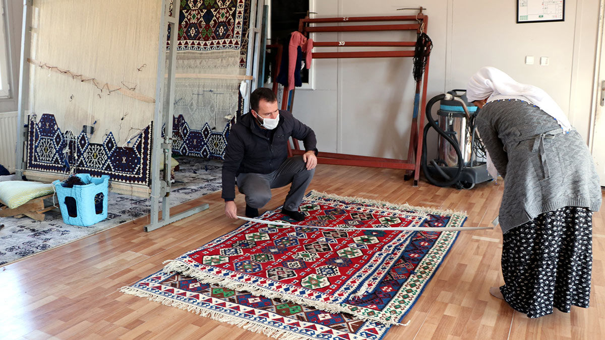 Van’da kadın istihdamına katkı sağlamak ve unutulan dokumacılık sanatını yeniden canlandırmak için Van Büyükşehir Belediyesi’nce kentin 3 ayrı noktasına kilim atölyesi kuruldu.