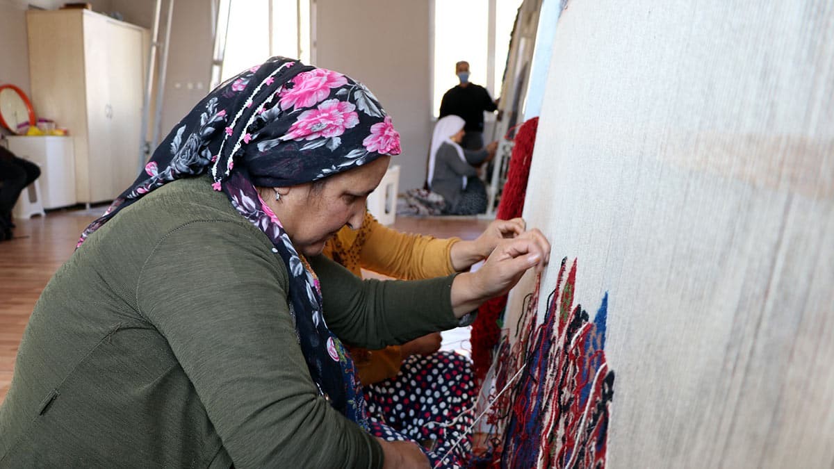 3 atölyede kilim dokuyan 80 kadının elinde hayat bulan Van kilimleri Avrupa ülkelerine pazarlanıyor.