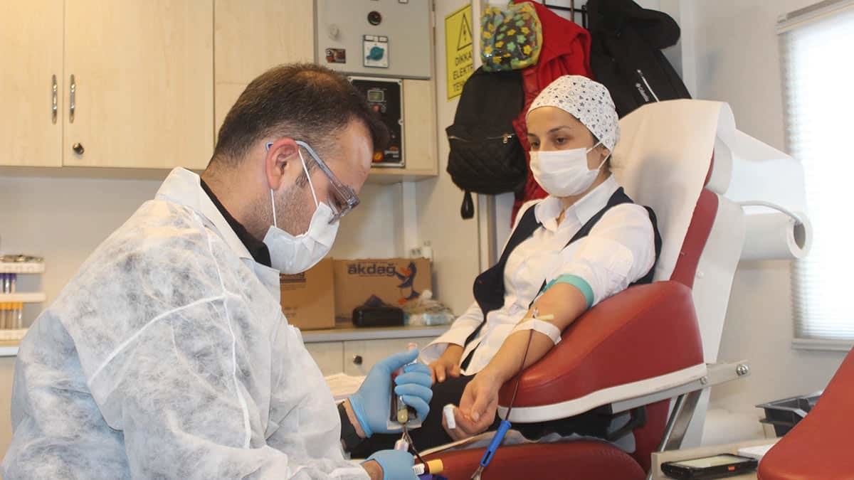 Kızılay'a kan bağışı