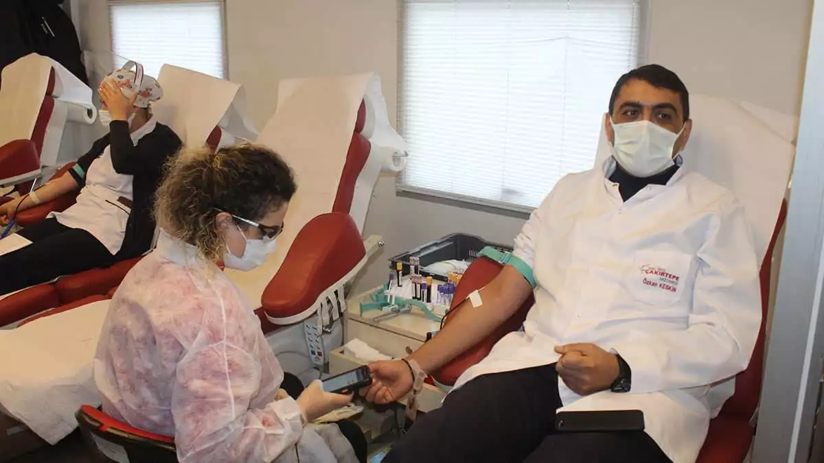 Sağlık çalışanlarından kızılay'a kan bağışı