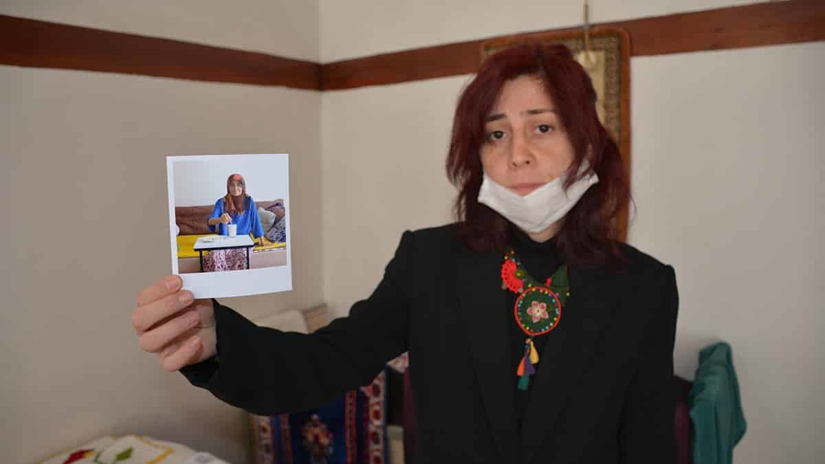 Necibe Yeşilırmak'ın tedavi sürecinde yazdığı duygusal notlar da sergide yer aldı.