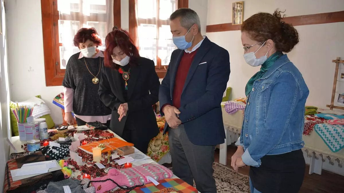 Tokat'ta, 2 ay önce annesi necibe yeşilırmak'ı (61) pankreas kanserinden kaybeden aynur yeşilırmak (28), kişisel eşyalarıyla 'annem ve ardındaki sessizlik' isimli sergi açtı.