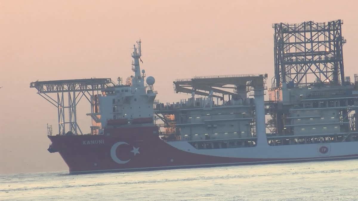 Kıyı Emniyeti'ne bağlı Nene Hatun, Kurtarma 5 ve Kurtarma 11 botları sondaj gemisine eşlik etti.