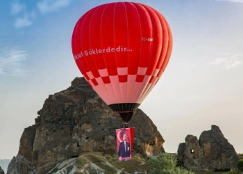 Türkiye'nin önemli turizm merkezlerinden Kapadokya bölgesinde sıcak hava balonları, 82'nci ölüm yıl dönümünde Türkiye Cumhuriyeti'nin kurucusu Mustafa Kemal Atatürk'ün posterleri ile havalandı.