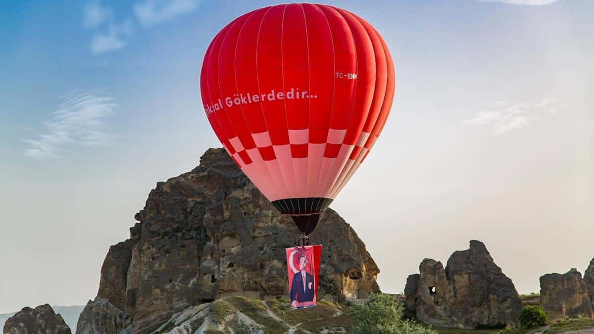 Türkiye'nin önemli turizm merkezlerinden Kapadokya bölgesinde sıcak hava balonları, 82'nci ölüm yıl dönümünde Türkiye Cumhuriyeti'nin kurucusu Mustafa Kemal Atatürk'ün posterleri ile havalandı.