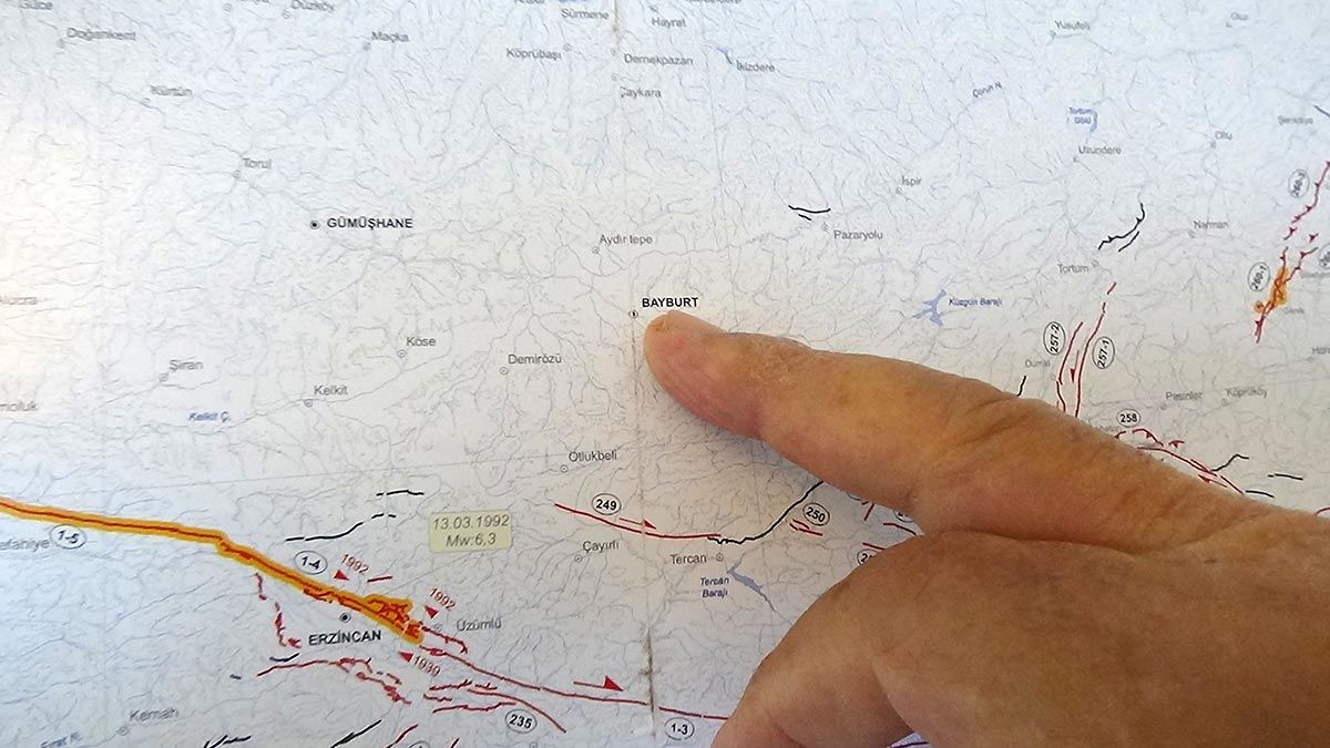 Karadeniz Teknik Üniversitesi (KTÜ) Jeoloji Mühendisliği Bölümü eski öğretim üyesi Prof. Dr. Osman Bektaş, "Doğu Karadeniz'i etkileyebilecek diri fayların ortaya çıkarılması gerekir" dedi.