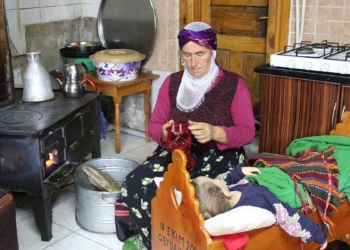 Köy evlerinin bacaları tütüyor