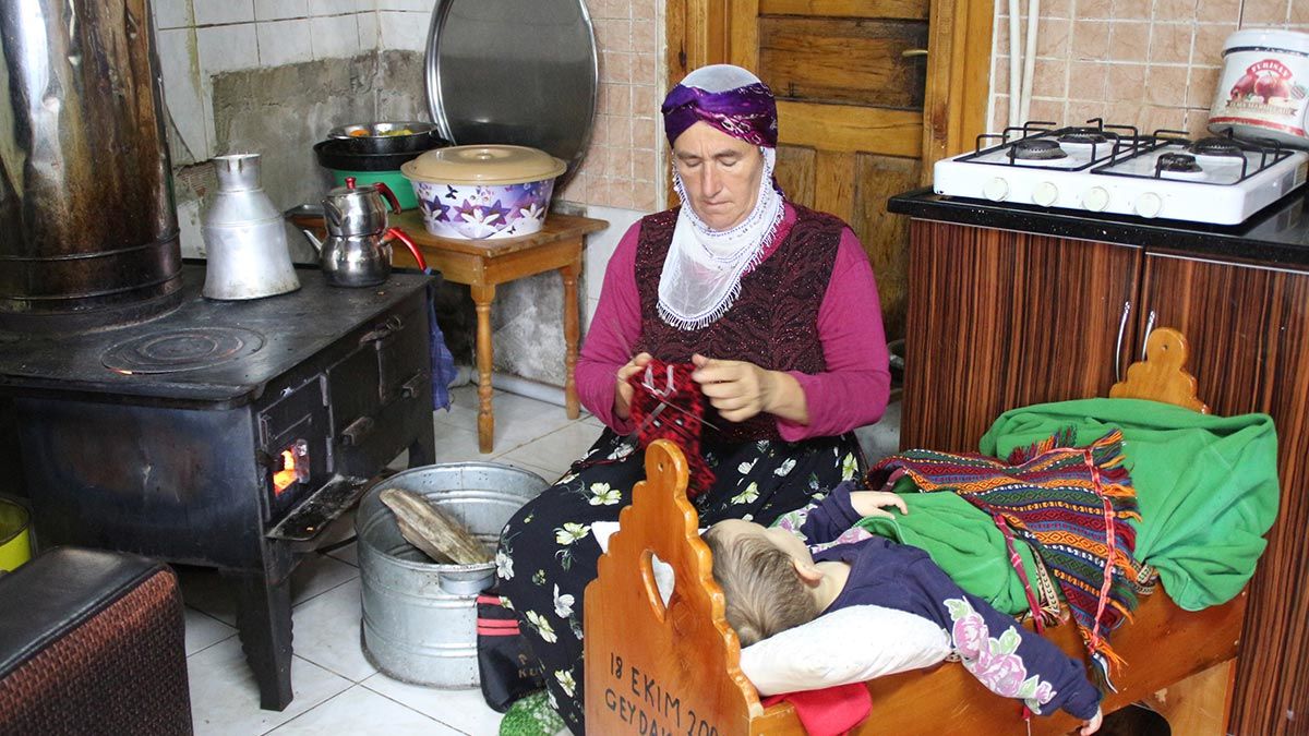 Köy evlerinin bacaları tütüyor