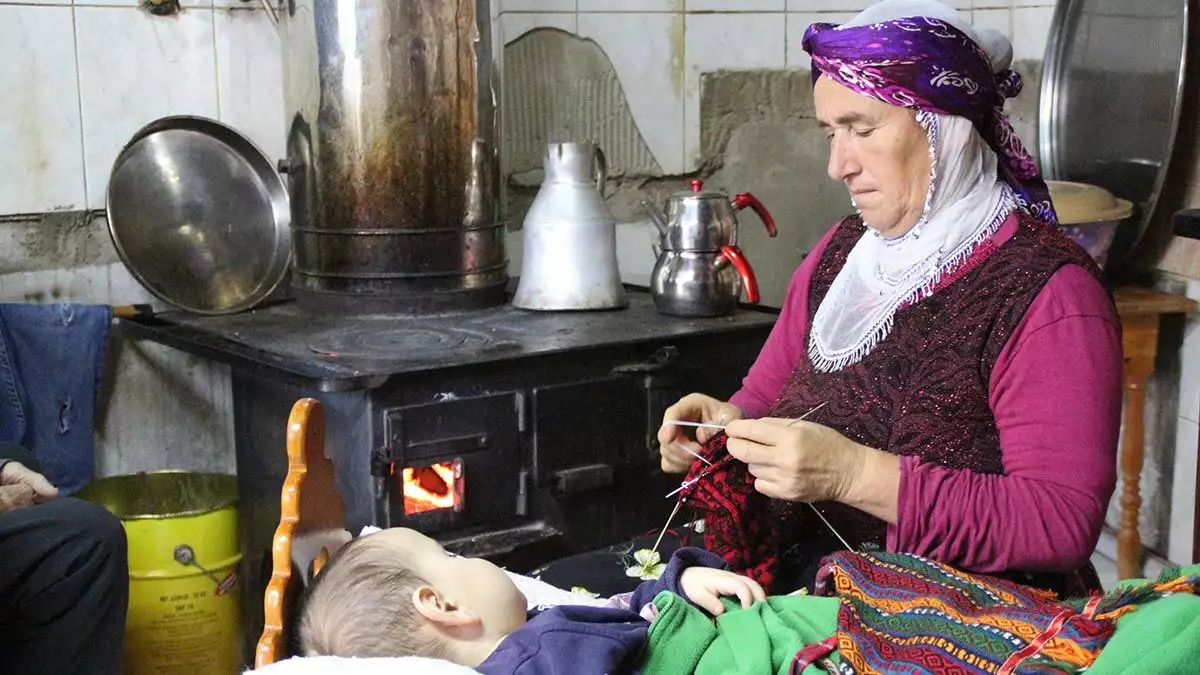 Karadeniz’deki köy evlerinin bacaları tütüyor köylerine yaz döneminde gelen çay ve fındık üreticileri büyükşehirlerdeki evlerine dönmüyor.