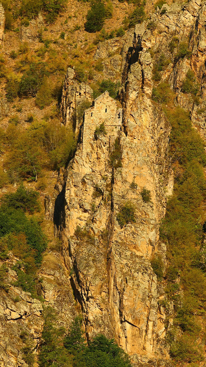 Artvin'de Karçhal Dağı'nın eteklerinde sarp kayalıkta bulunan ve 1100 yıl önce yapıldığı tahmin edilen asırlık kilise, ihtişamıyla görenleri etkiliyor.