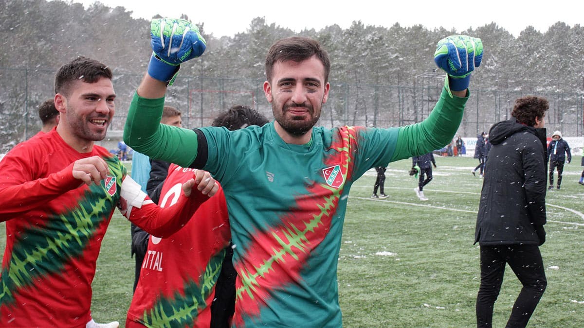 Erdoğan, bu sezon ligde hiçbir maçta 1'den fazla gol yemedi. Kaf-Kaf, 7 haftada 5 galibiyet, 2 beraberlik alırken sahadan hiç boynu bükük ayrılmadı.