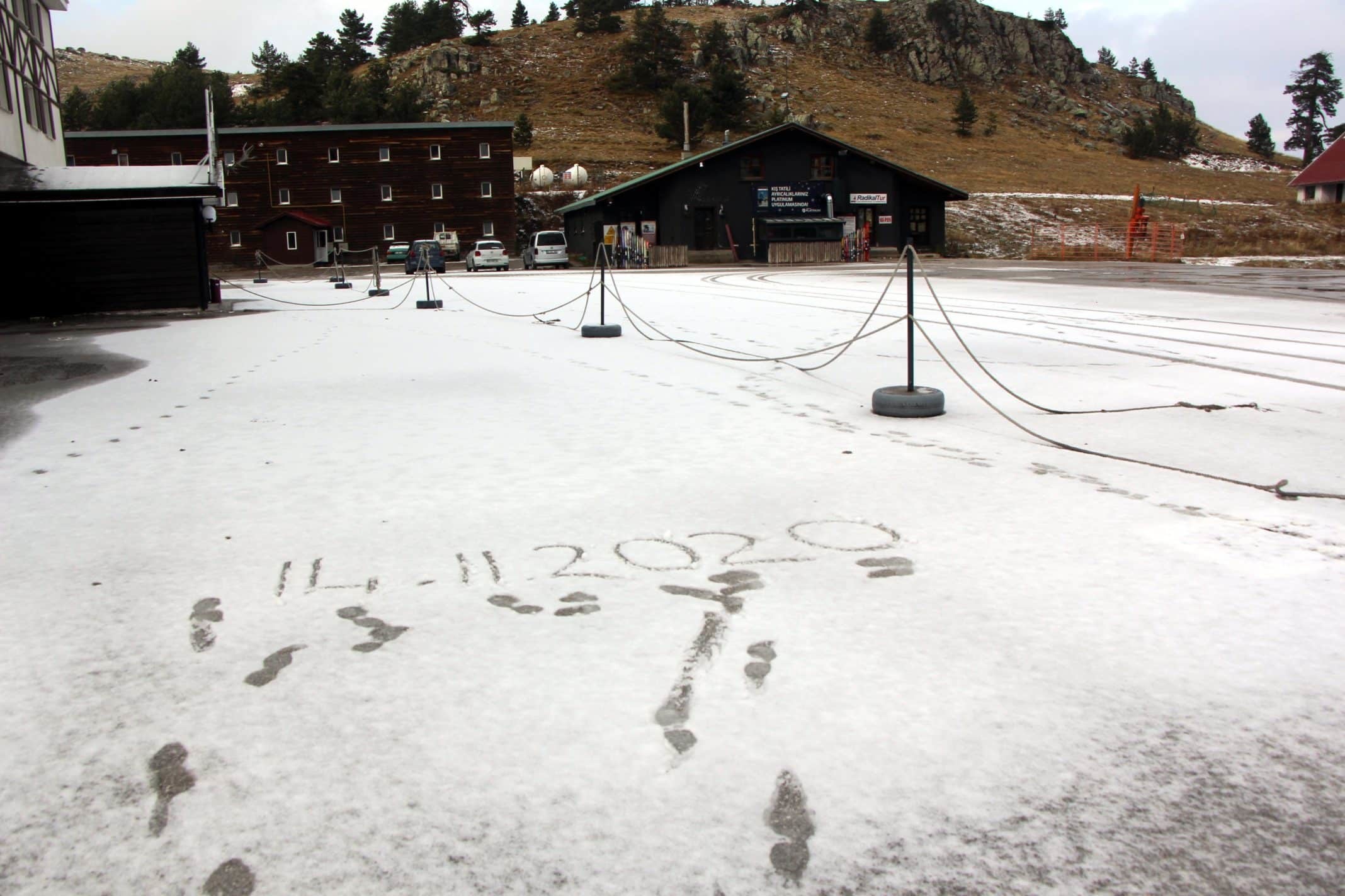 Park halindeki araçların üzerlerinde de kar birikti.