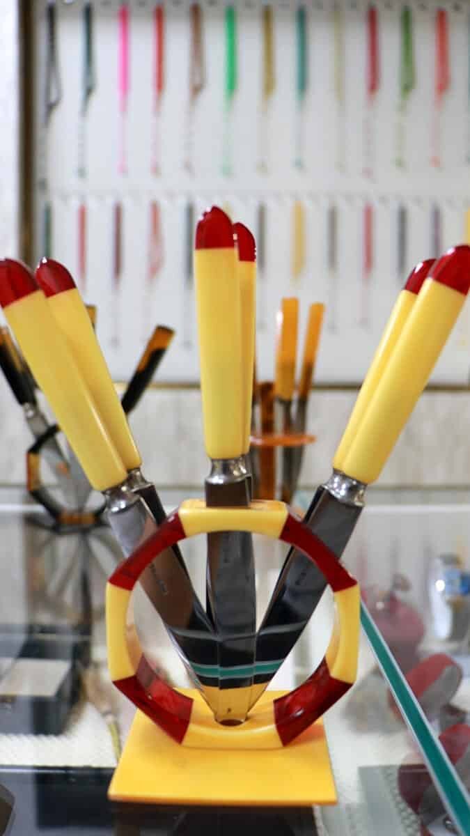 Avrupa ülkeleri ve Türkiye'de 1900’lü yılların başında plastik maddelerin bulunmaması nedeniyle çatal, bıçak, kaşık gibi objelerin sap kısımlarında kullanılan katalin maddesi, sağlamlığı ve çürümemesi nedeniyle popüler hale geldi.