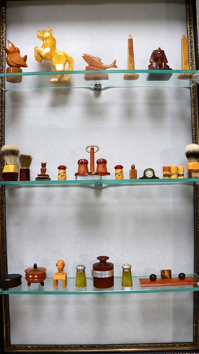 Adanalı tespihçiler, 1900’lü yıllarda sap kısımları ’katalin’ maddesinden yapılan, ancak uzun yıllardır kullanılmayan çatal, bıçak, kaşık ve farklı objeleri atölyelerinde işleyerek, tespihlere dönüştürüp, satıyor.