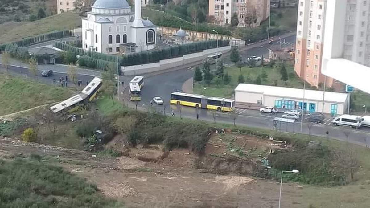 İETT otobüsü yoldan çıktı