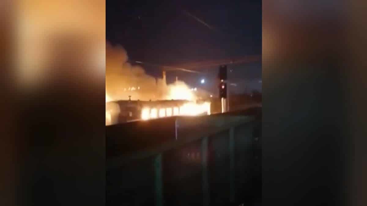 Vagonun alevler içinde kaldığı o anlar kameraya yansıdı.