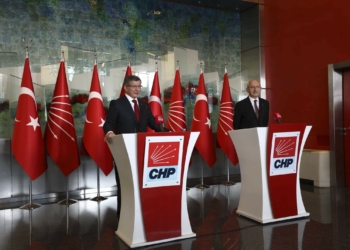 CHP lideri Kılıçdaroğlu, parti genel merkezinde Gelecek Partisi Genel Başkanı Ahmet Davutoğlu ve beraberindeki heyeti kabul etti. İki lider, yaklaşık 2 saat süren görüşme sonrası ortak basın toplantısı düzenledi.