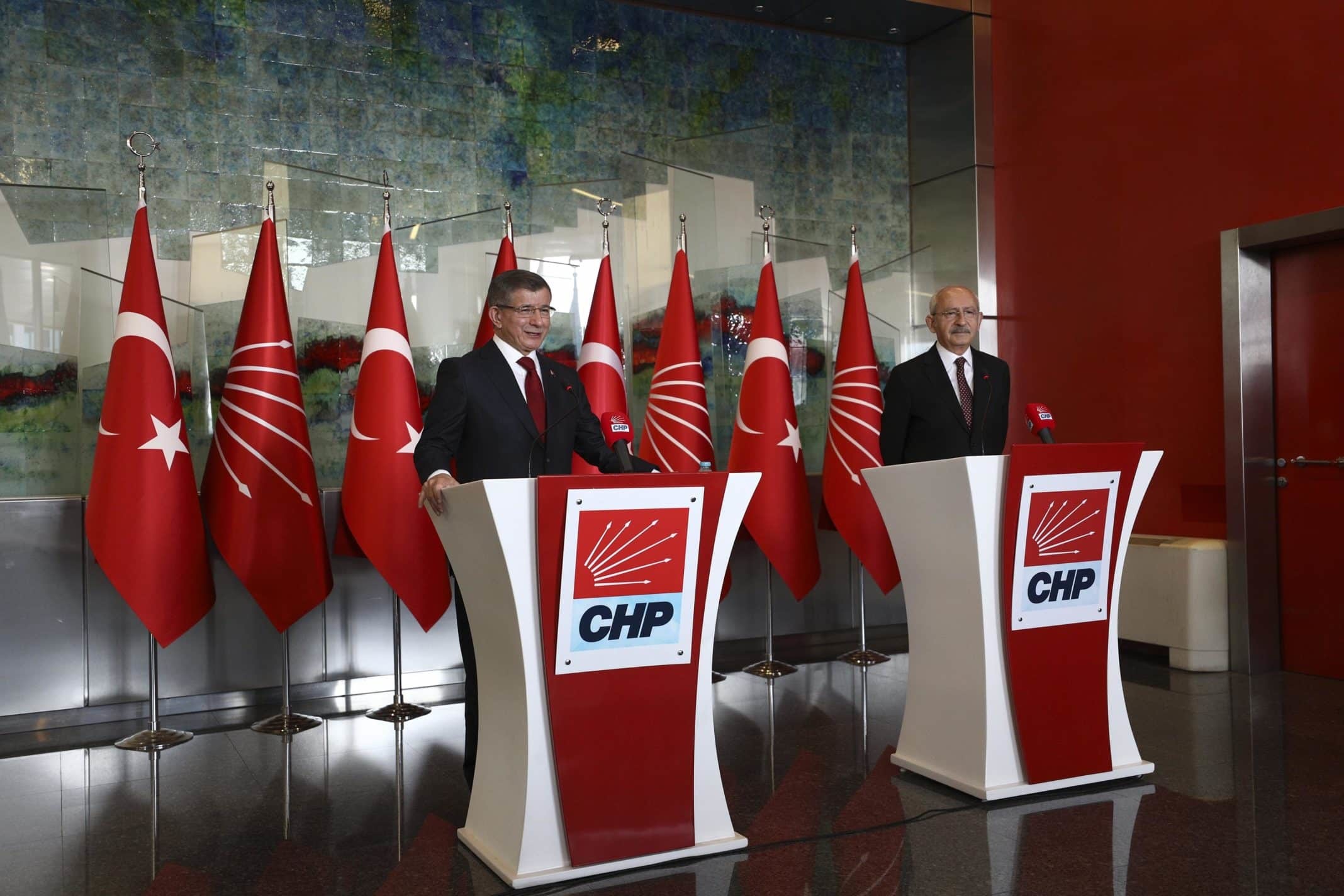 CHP lideri Kılıçdaroğlu, parti genel merkezinde Gelecek Partisi Genel Başkanı Ahmet Davutoğlu ve beraberindeki heyeti kabul etti. İki lider, yaklaşık 2 saat süren görüşme sonrası ortak basın toplantısı düzenledi.