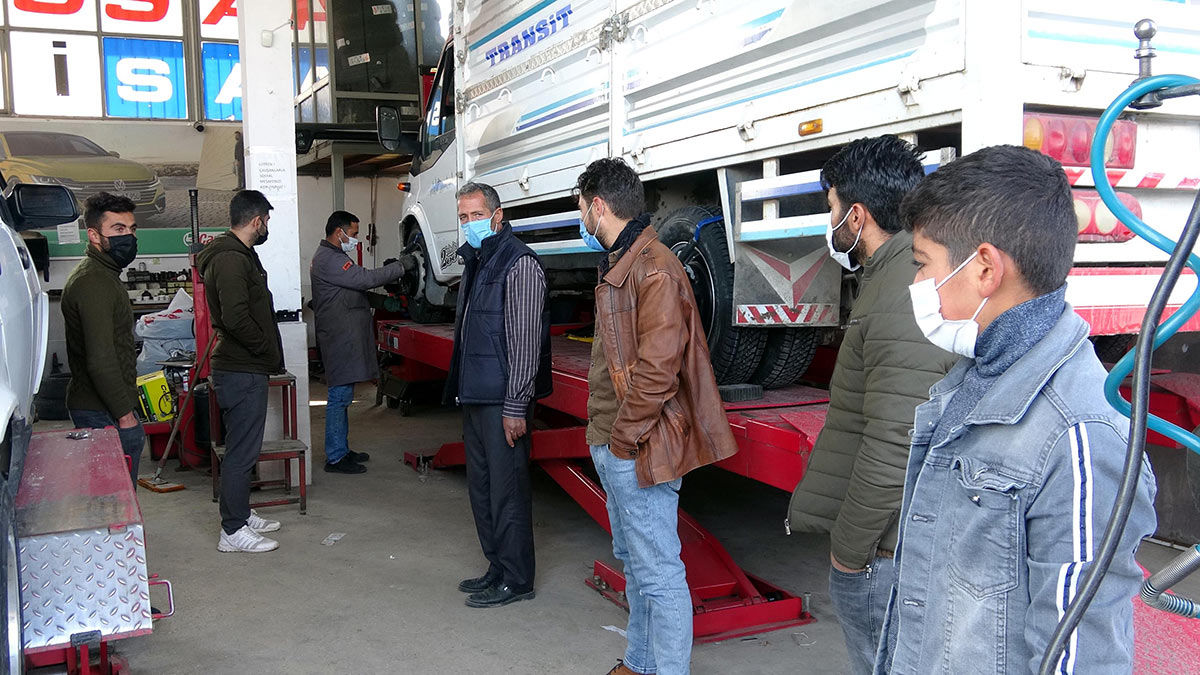 Lastikçilerin önünde uzun kuyruklar