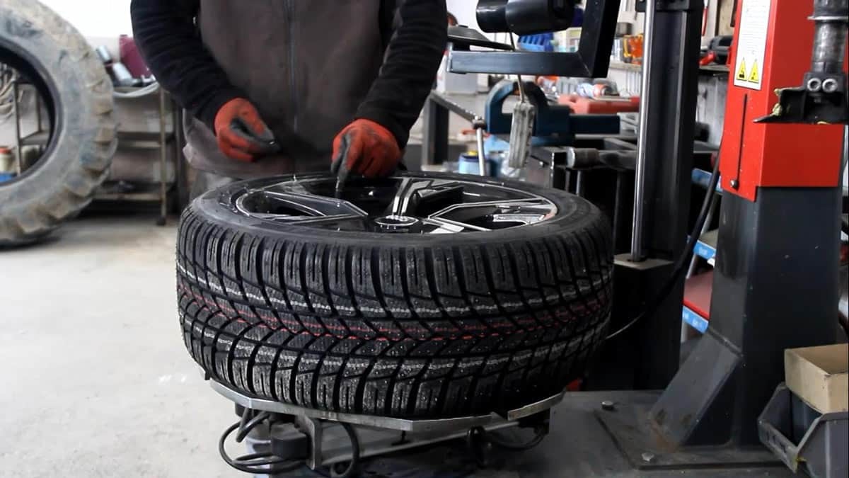 Van’'ın Erciş ilçesinde, zorunlu kış lastiği uygulamasına sayılı günler kala sürücüler, lastikçilerin önünde uzun kuyruklar oluşturdu.