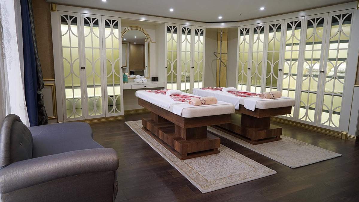 Tatilcilerin yeni gözde mekanı artık termal oteller oldu. Yeni yükselen değerler arasında bulunan termal oteller; sadece tatil anlayışını değiştirmekle kalmıyor, tatilcilere yeni bir anlayış sunuyor,