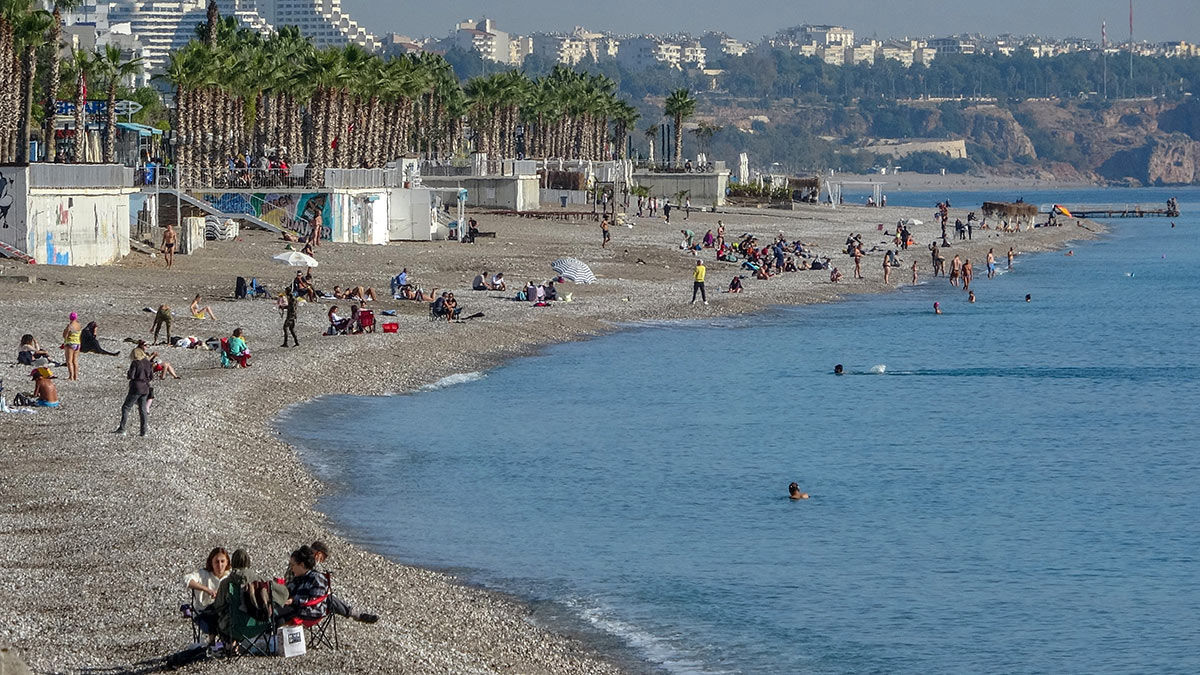Kısıtlamanın sona ermesinin ardından sahile akın