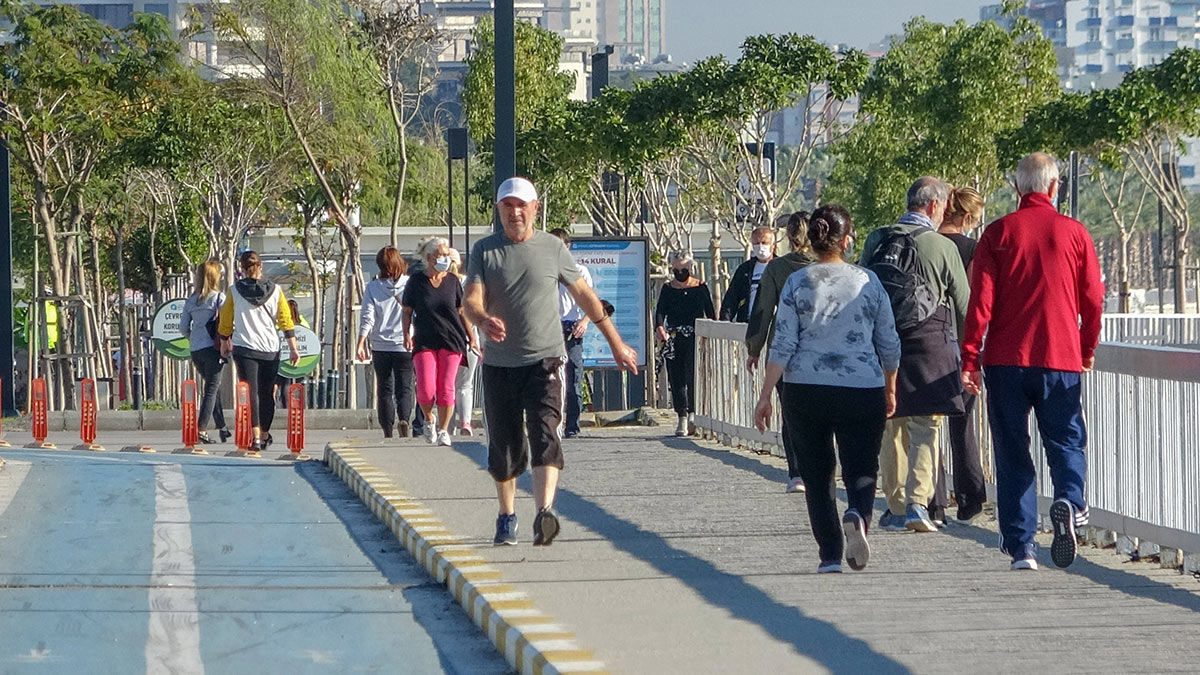 Kısıtlamanın sona ermesinin ardından sahile akın