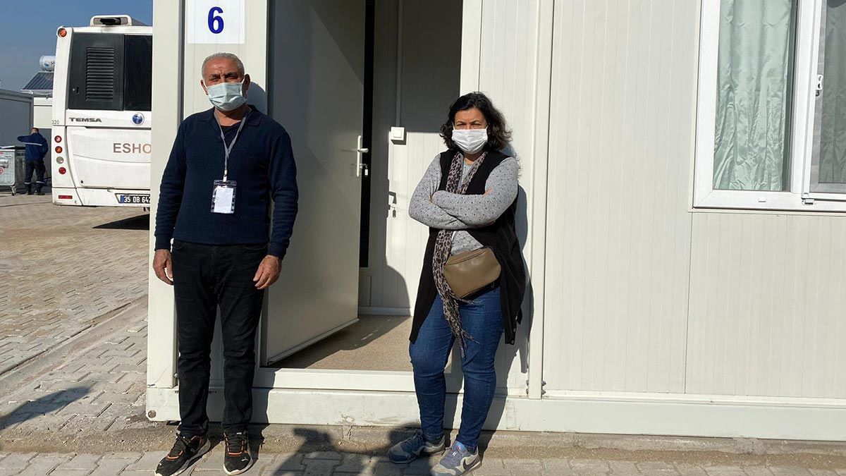 İzmir'in Bayraklı ilçesinde, depremde evleri yıkılan depremzedelerin geçici olarak konaklamaları için oluşturulan konteyner kent tamamlandı.