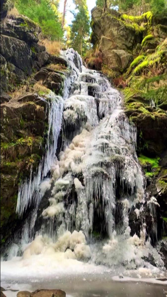 Köroğlu Şelalesi ile dereler buz tuttu