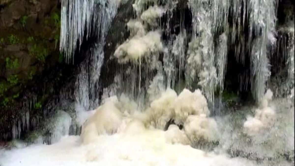 Köroğlu Şelalesi ile dereler buz tuttu