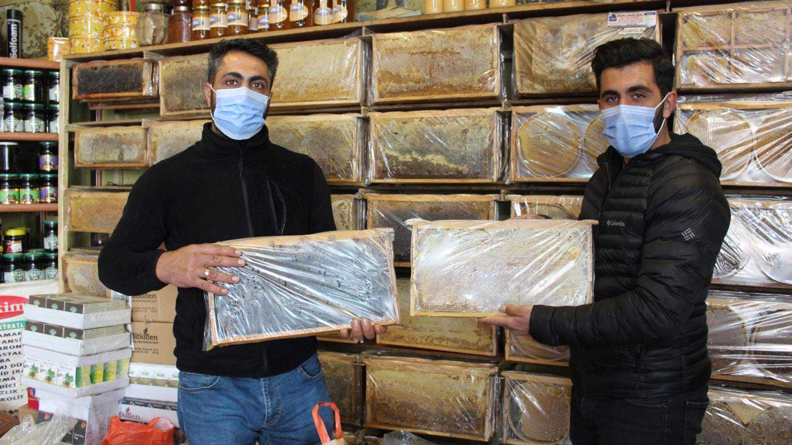 Ağrı'da tüm dünyayı etkisi altına alan koronavirüs salgınının ardından bağışıklık sistemini güçlendirmek isteyen vatandaşlar arı ürünlerine yöneldi.