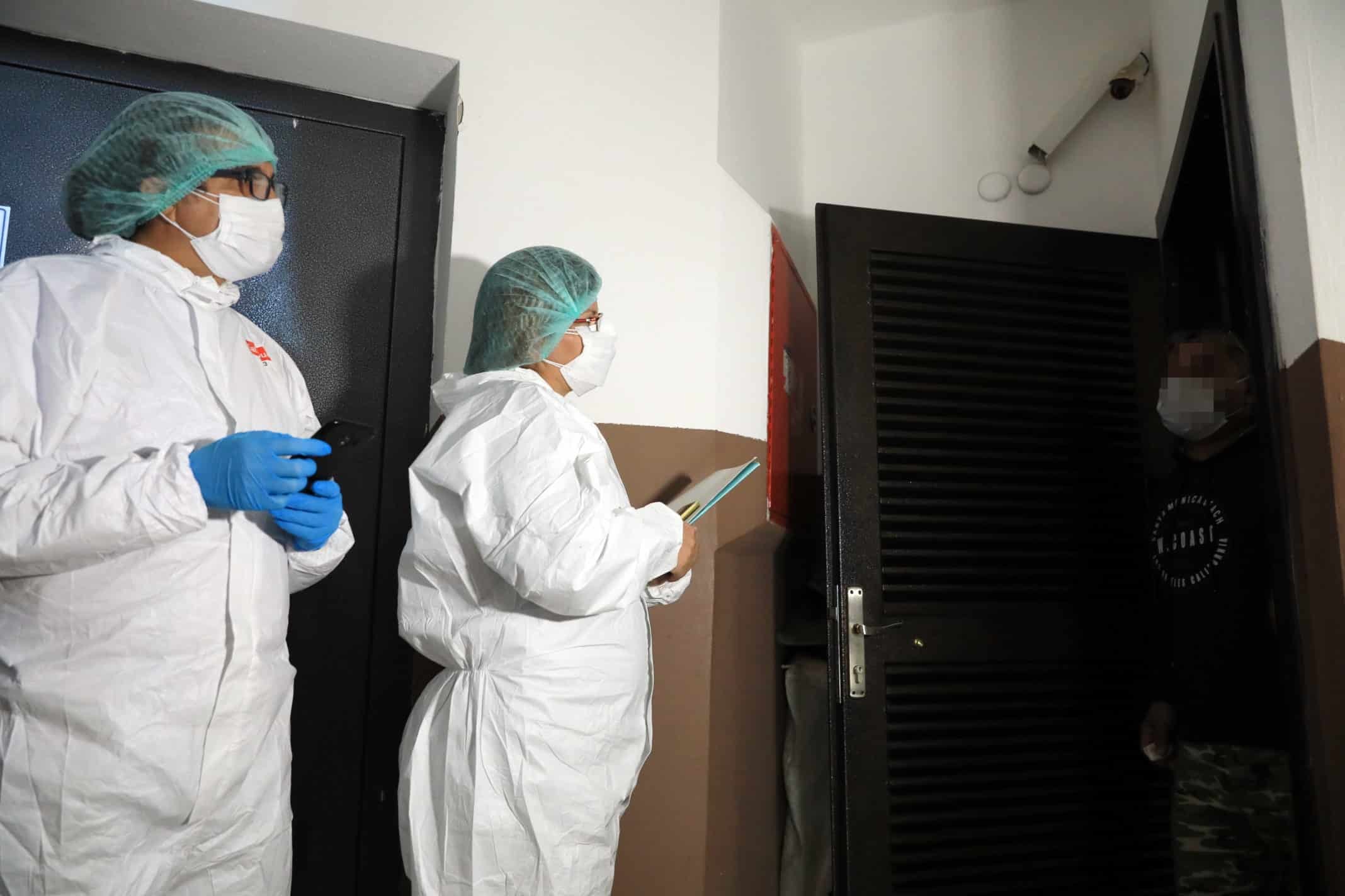 PCR testi pozitif çıkan koronavirüs hastalarını evlerinde ziyaret eden filyasyon ekipleri ile hastalar arasında ilginç diyaloglar yaşanıyor.