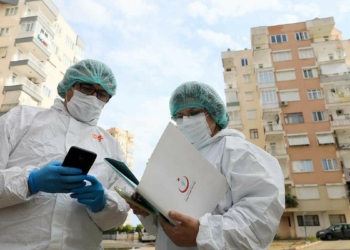 PCR testi pozitif çıkan koronavirüs hastalarını evlerinde ziyaret eden filyasyon ekipleri ile hastalar arasında ilginç diyaloglar yaşanıyor.