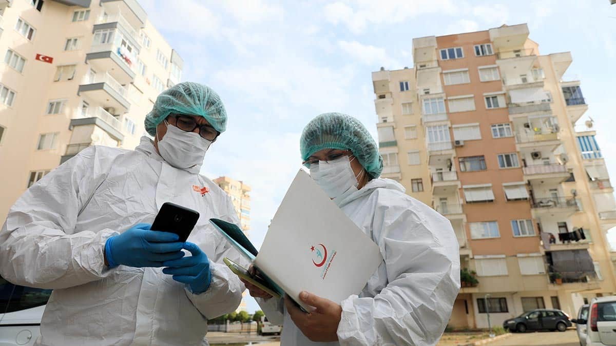 PCR testi pozitif çıkan koronavirüs hastalarını evlerinde ziyaret eden filyasyon ekipleri ile hastalar arasında ilginç diyaloglar yaşanıyor.
