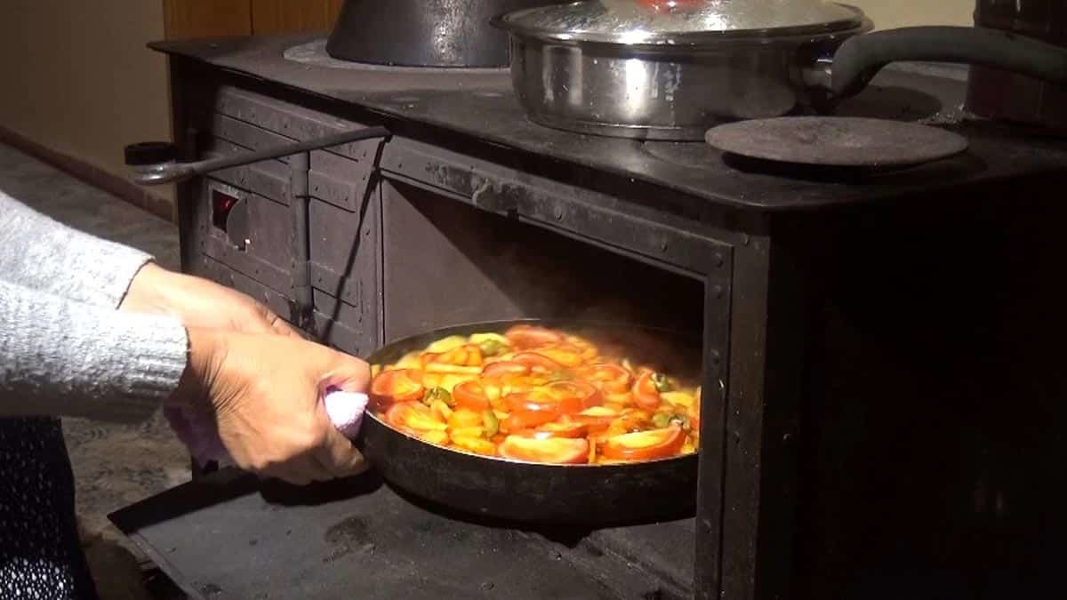 40 yıldır demire şekil veren Aydın’ın özel üretim kuzineleri, özelikle koronavirüsten korunmak için şehre dönmeyip, köylerinde kalanlardan, yoğun talep görüyor.