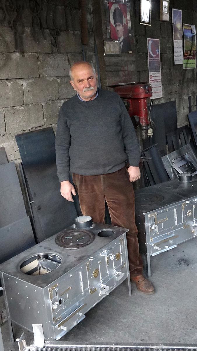 Trabzon'da, Alaattin Aydın (61), atölyesinde kaynak kullanmadan, perçin çivi yöntemiyle 'kuzine' olarak bilinen, içinde fırın olan demir soba imalatı yapıyor.