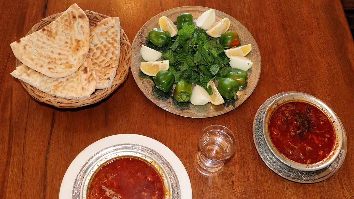 Gaziantep'in meşhur lezzetlerinden şifa kaynağı beyran özellikle kış aylarında en çok tüketilen yemekler arasında yer alıyor.