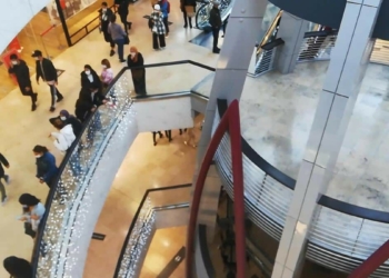 Koronavirüse aldırmadan alışveriş merkezlerine akın ettiler