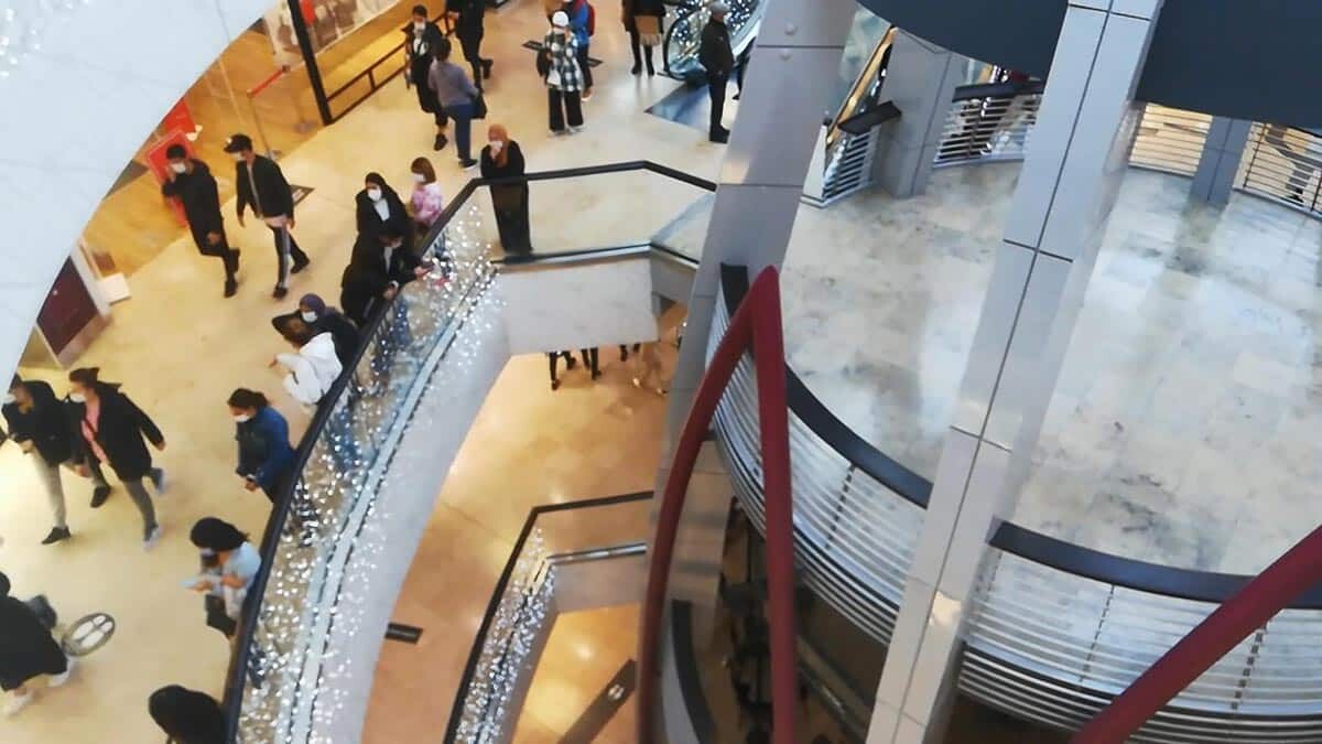 Koronavirüse aldırmadan alışveriş merkezlerine akın ettiler