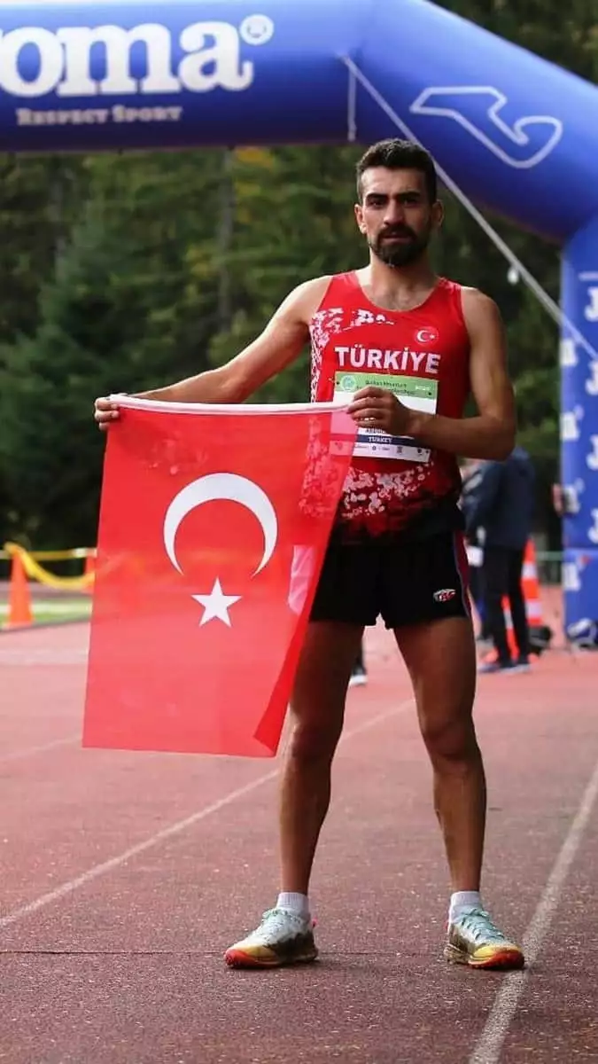 Köyde koşarken 'deli' diyorlardı, inancını kaybetmedi atletizmde şampiyon oldu.